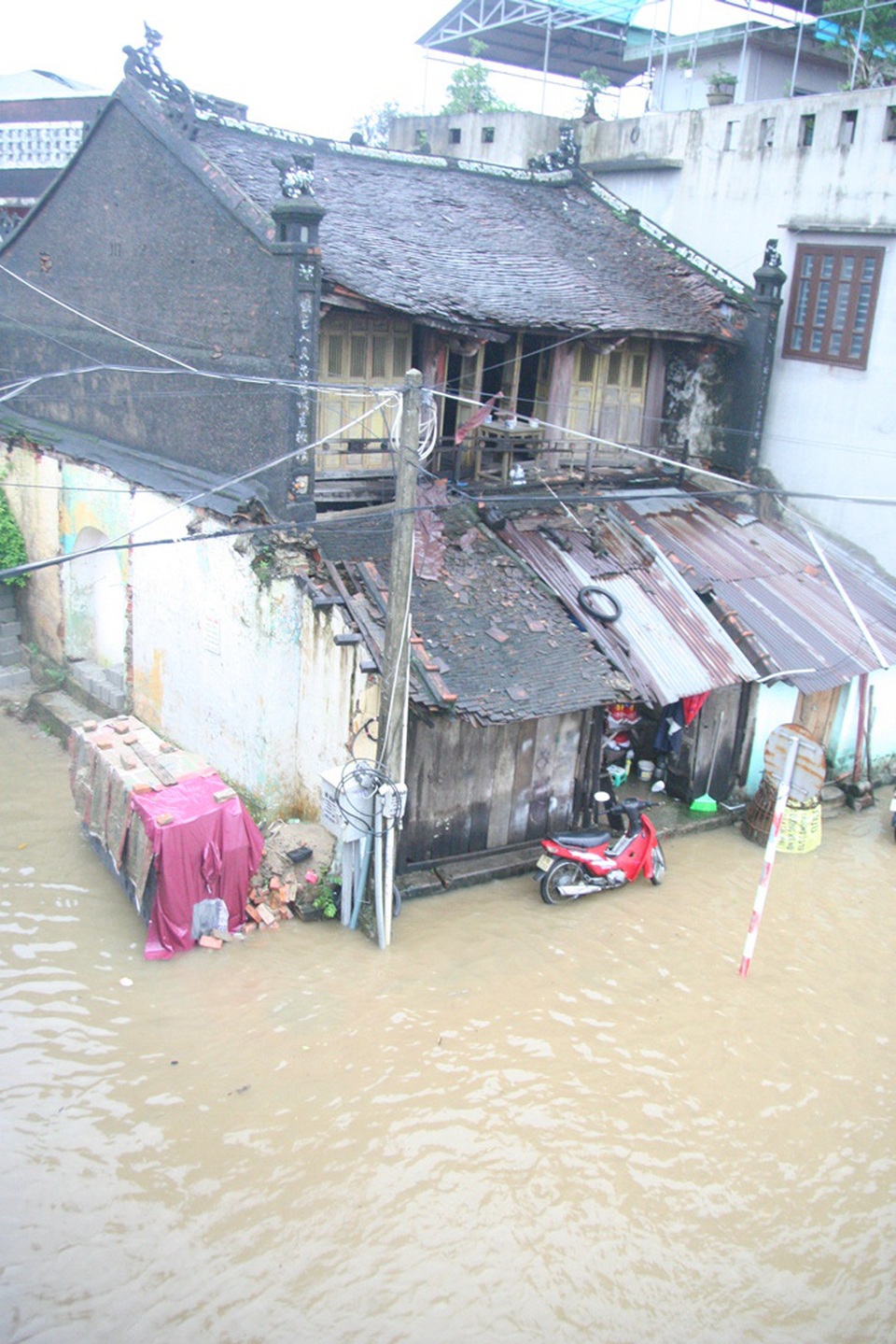 
Một số nhà cổ khu vực Bạch Đằng - Chi Lăng nước đã gần vượt cửa
