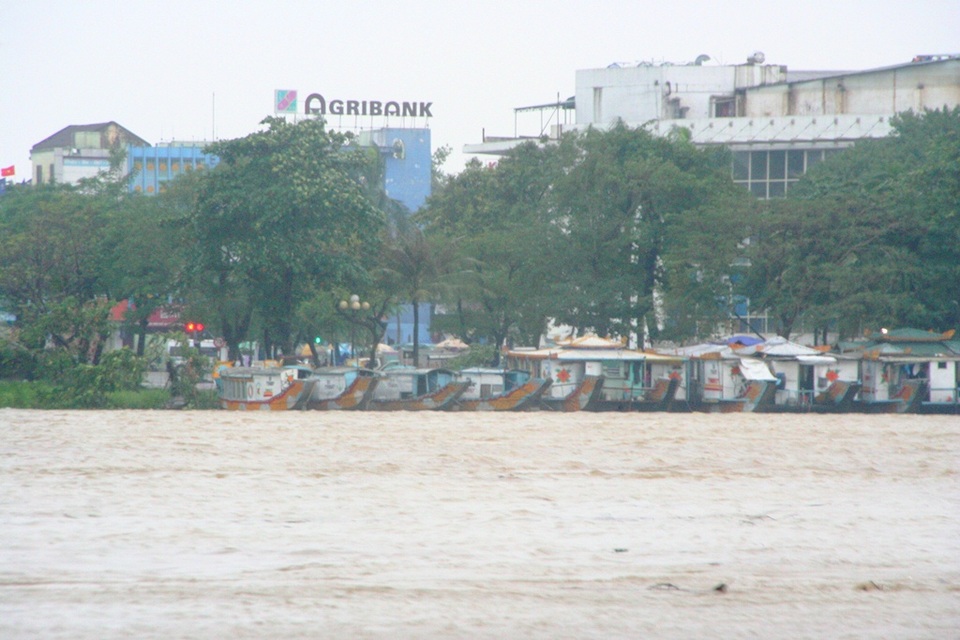 
Các thuyền rồng ven sông Hương đã neo đậu cẩn thận chuẩn bị ứng phó khi lũ tiếp tục lên
