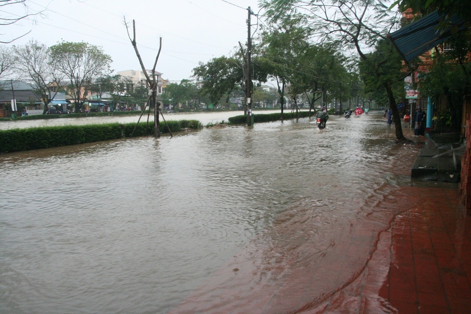 Sông An Cựu tràn nước lũ lên đường Phan Đình Phùng