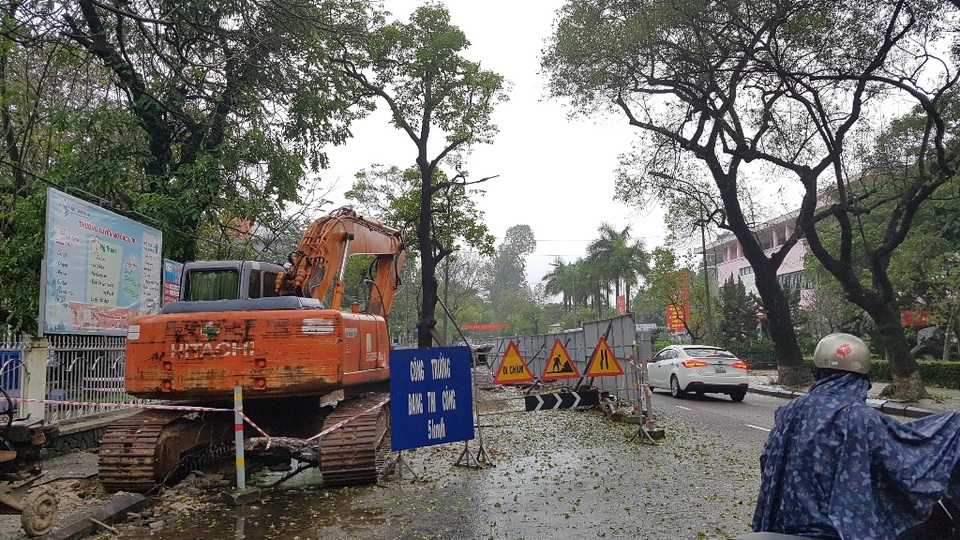 Vụ Chủ tịch TP "mong dân thông cảm": Chủ tịch tỉnh thúc tiến độ dự án - 5 Người dân đi lại khó khăn bên những gói công trình đang thi công rải khắp TP Huế