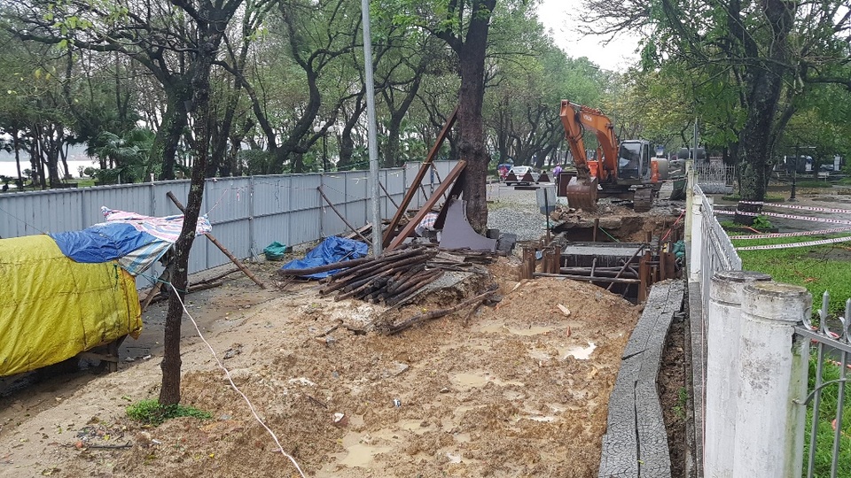 Vụ Chủ tịch TP "mong dân thông cảm": Chủ tịch tỉnh thúc tiến độ dự án - 4 Một nửa phần đường được rào lại để thi công