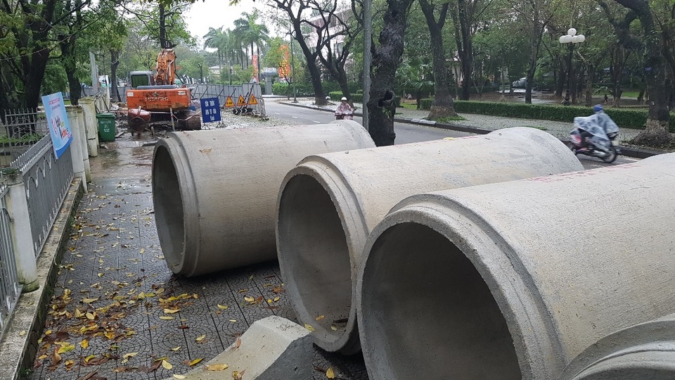 Vụ Chủ tịch TP "mong dân thông cảm": Chủ tịch tỉnh thúc tiến độ dự án - 1 Một điểm thi công của Dự án cải thiện môi trường nước TP Huế ở đường Lê Lợi đang tạm dừng vì trời mưa (ảnh chụp sáng 14/12)