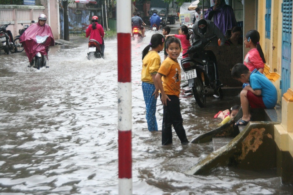 
Trẻ em TP Huế thích thú với lần lụt qua nhiều năm mới thấy lại.
