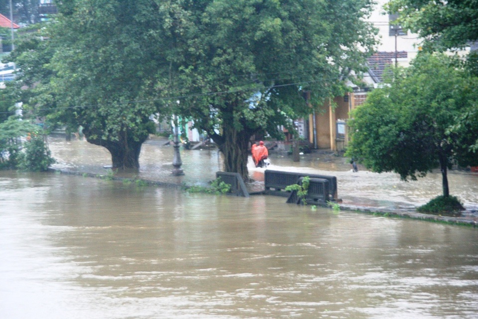 Nước sông tràn bờ nhiều con đường ở TP Huế