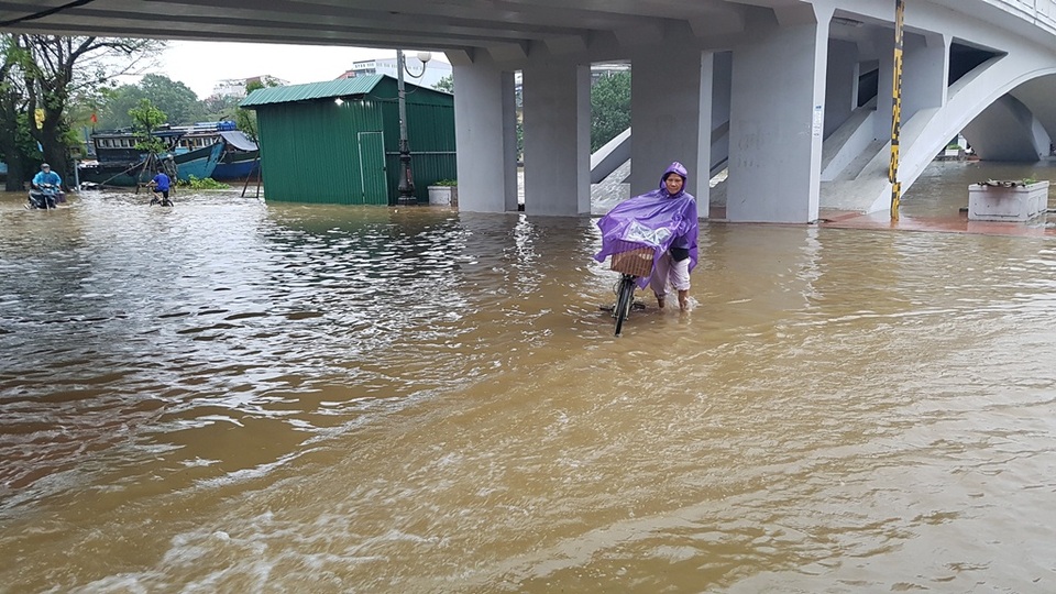 Nước tràn qua đường dưới chân cầu Đông Ba