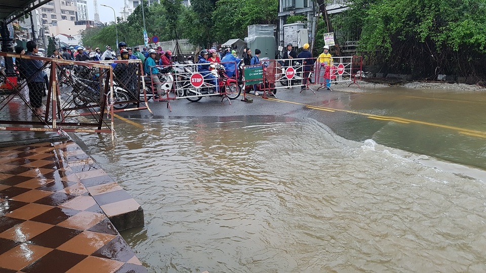 Nước sông Hương tràn bờ, đường phố TP.Huế ngập lụt - 8