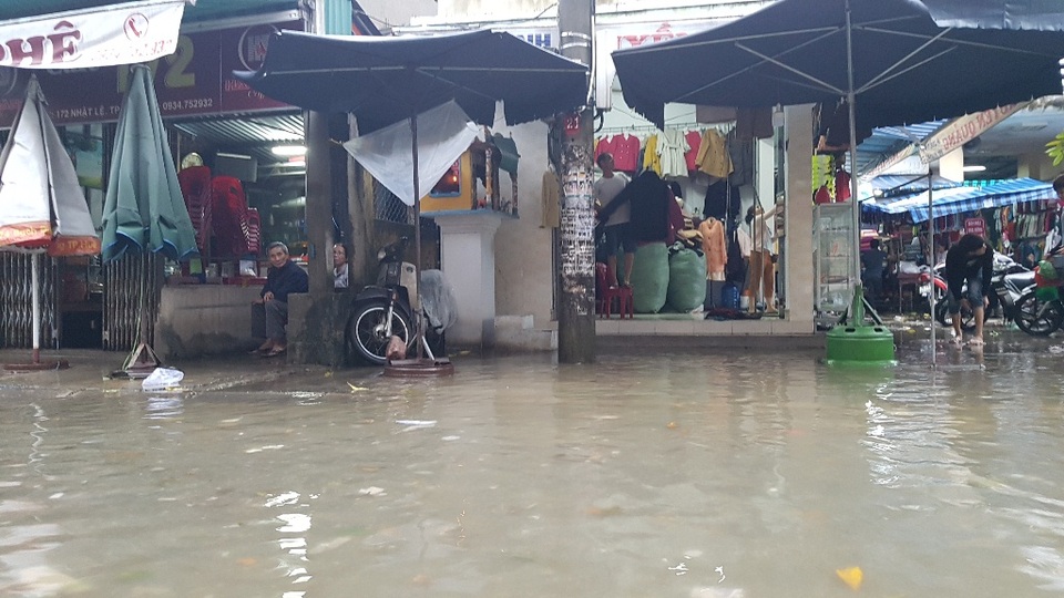 Các hàng quán ven chợ Xép dọn đồ lên cao tránh lụt