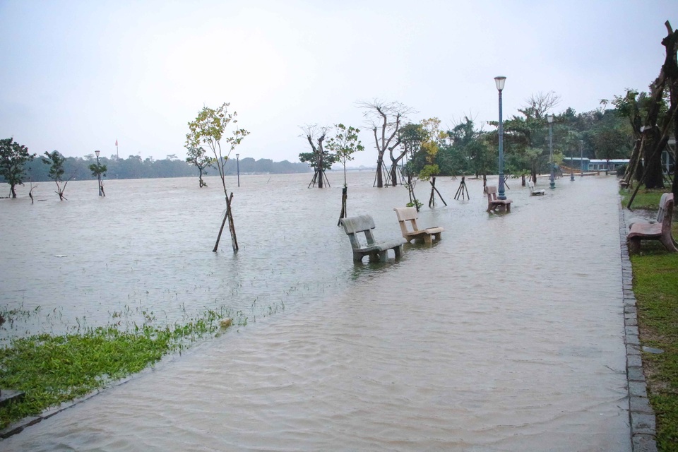 
Đường dưới chân cầu Dã Viên cạnh sông Hương ngập băng vào đầu giờ chiều 14/12
