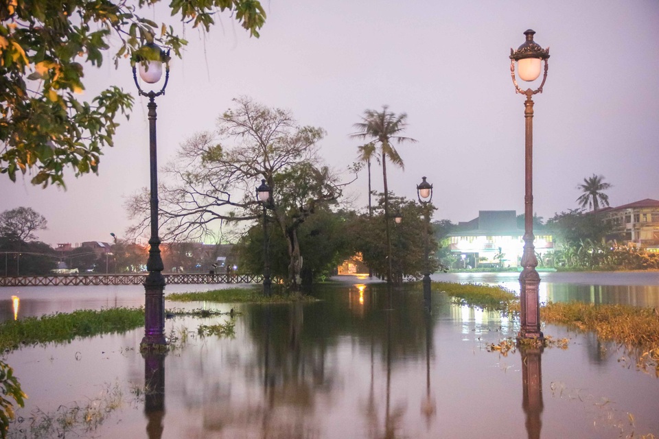 
Nước hồ Tịnh Tâm ngập tràn băng đường
