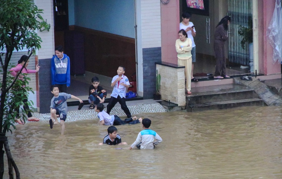 Nước sông Hương tràn bờ, đường phố TP.Huế ngập lụt - 23