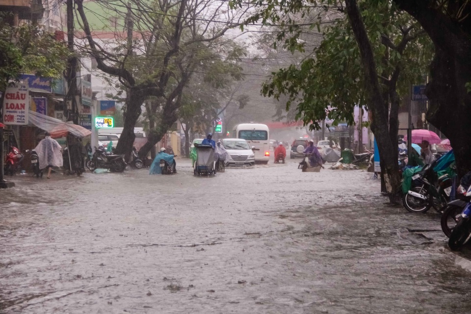 Nước sông tiếp tục dâng, TP Huế ngập nhiều nơi - 9 Đường Bến Nghé ở trung tâm TP Huế