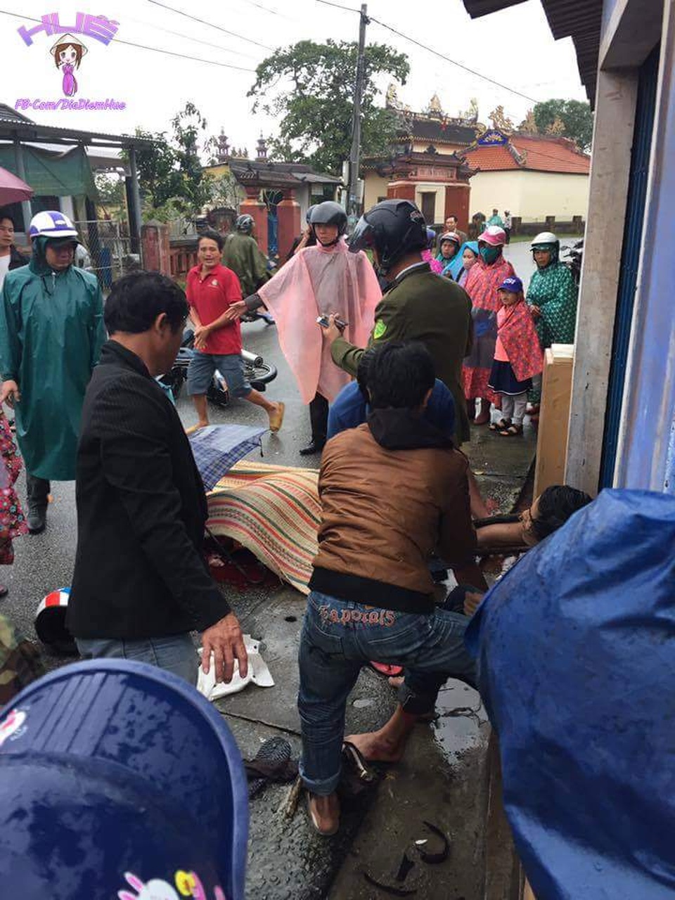 Mẹ ngồi sau xe máy tử vong do con tông vào tường rào - 1 Hiện trường vụ tai nạn thương tâm làm người mẹ chết tại chỗ (ảnh: FB Huế)