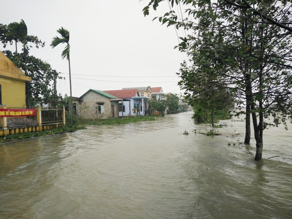 Cụ ông 73 tuổi dũng cảm lao xuống sông cứu nữ sinh bị lũ cuốn - 1
Các con đường sát ruộng và sông ở xã Thủy Thanh ngập trong nước lũ, khó phân biệt đâu là sông, đâu là đường (ảnh chụp ngày 16/12 do UBND xã Thủy Thanh cung cấp)