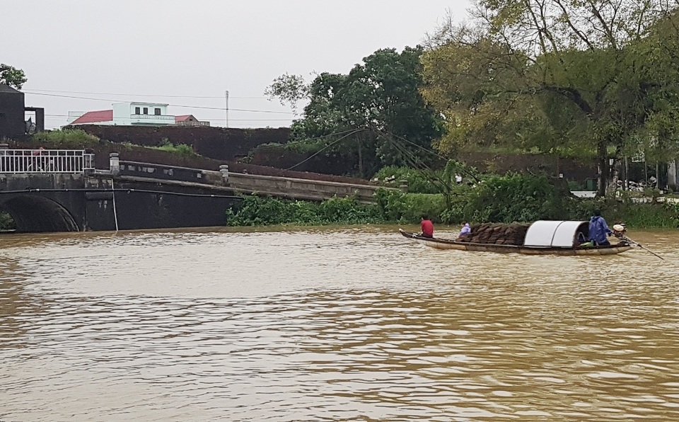 
Đi mưu sinh trong nước lũ ẩn chứa nhiều nguy hiểm chết người (Ảnh: P.V)
