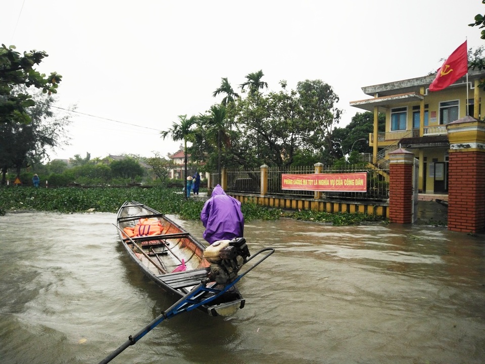 Cụ ông 73 tuổi dũng cảm lao xuống sông cứu nữ sinh bị lũ cuốn - 2
Thời điểm này ghe là phương tiện đi lại chủ yếu ở xã Thủy Thanh.