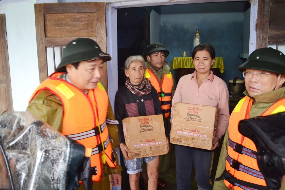 
Ông Nguyễn Văn Cao, Chủ tịch UBND tỉnh Thừa Thiên Huế (bên phải) cùng đoàn đi thăm hỗ trợ khẩn cấp cho các hộ dân ở vùng trũng bị lũ nặng ở huyện Quảng Điền sáng 16/12 (Ảnh: Đức Trí)
