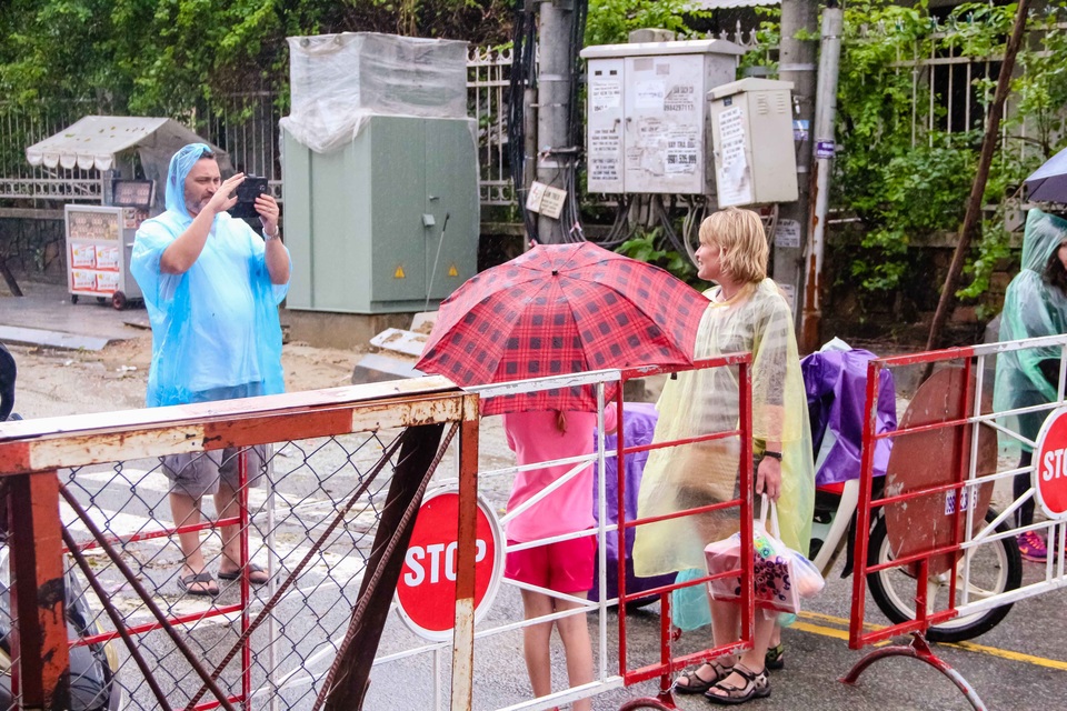 
Gia đình du khách nước ngoài chụp ảnh tại bến Đập Đá bị chắn lại không cho qua
