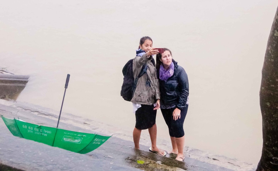 Lưu lại khoảnh khắc cùng bạn bè với sông Hương mùa nước lũ đoạn trước chùa Thiên Mụ.