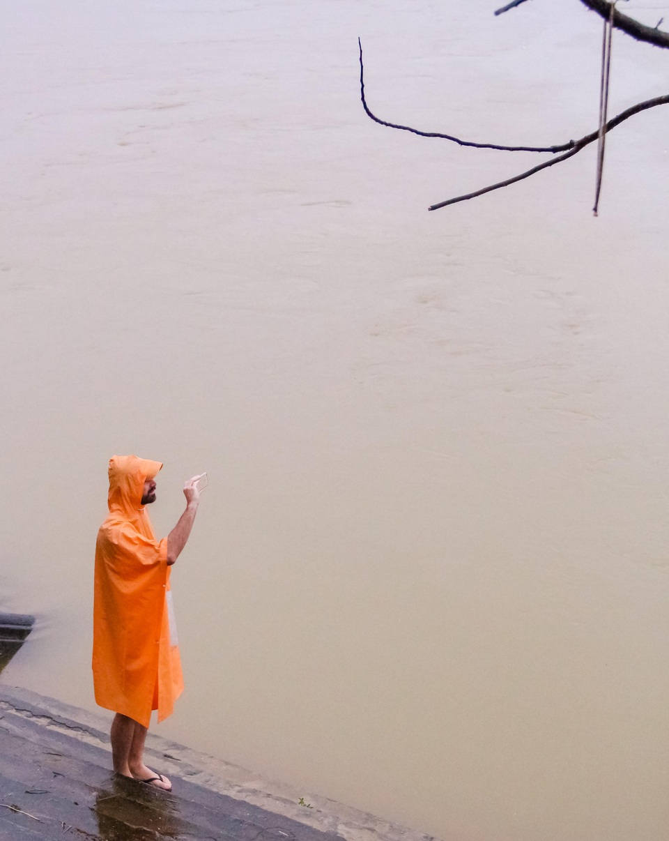 Khách Tây "đội mưa, lội nước" khám phá cố đô Huế - 6