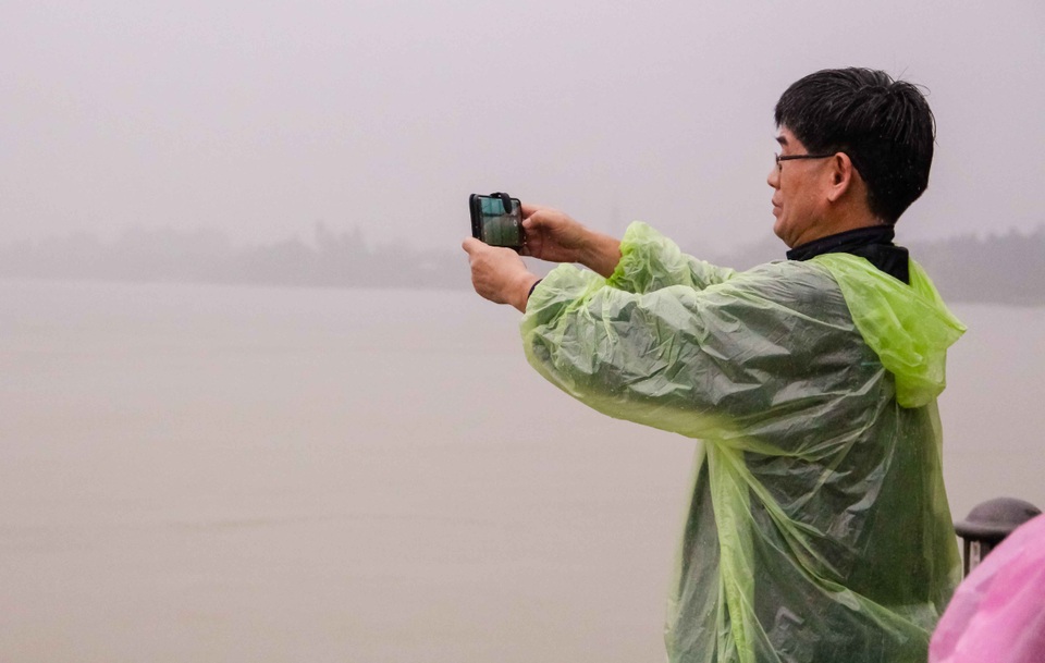 Hầu hết các du khách nước ngoài tỏ ra thích thú với hiện tượng mưa lũ ở Huế.