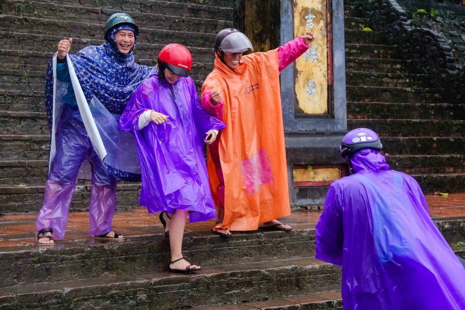 Thời tiết không thuận lợi nhưng một số du khách vẫn hào hứng khám phá du lịch Huế trong mưa lụt (ảnh chụp chiều 16/12/2016)