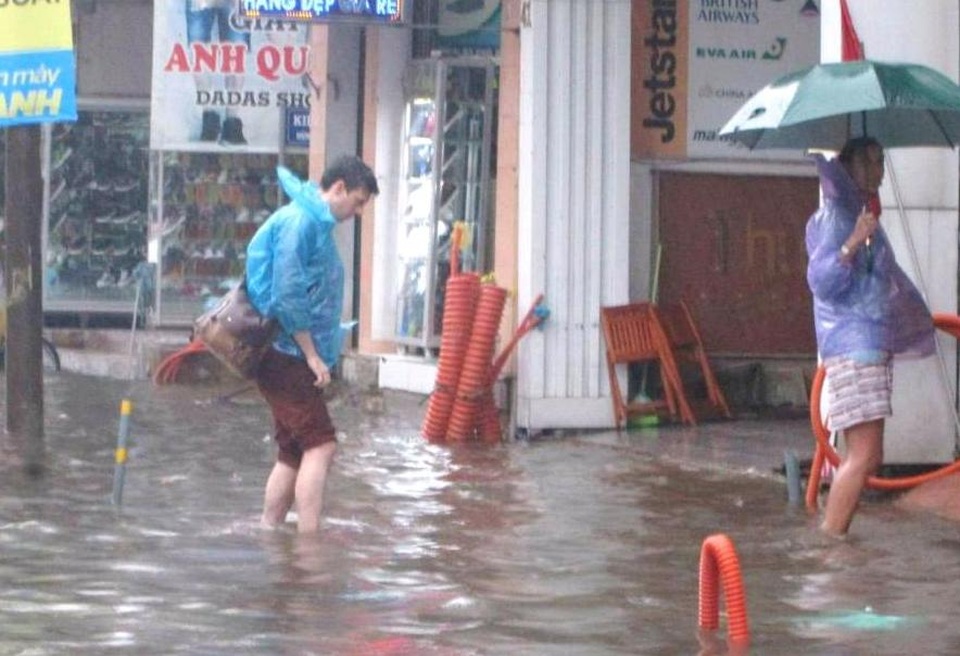 Thì khách du lịch Tây thấy khá thú vị với lần đầu được lội nước (ảnh chụp chiều 16/12/2016: Văn Dinh)