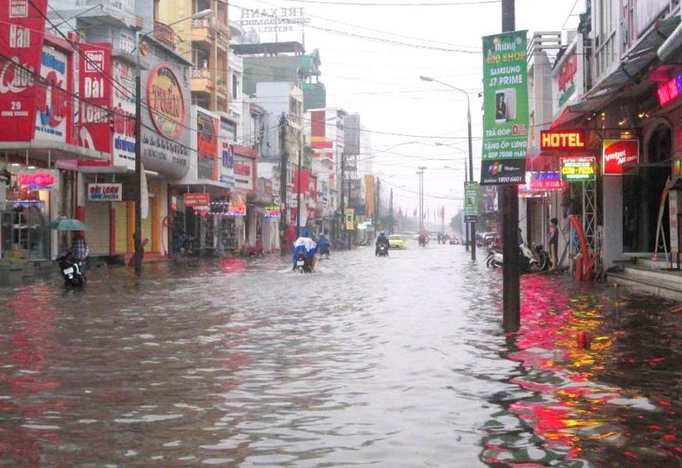 Đường Hùng Vương ở TP Huế ngập nước