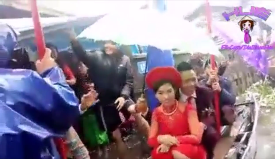
Cô dâu chú rể cười không ngớt trong buổi rước dâu bằng đò. (Ảnh: Facebook DiaDiemHue)
