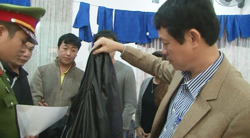 Công an Thừa Thiên Huế bắt tên cướp ngân hàng tại Đà Nẵng - 3 Công an Thừa Thiên Huế khám xét nơi ở của Nguyễn Hoàng Tâm cùng với vợ tại quận Thanh Khê, TP Đà Nẵng