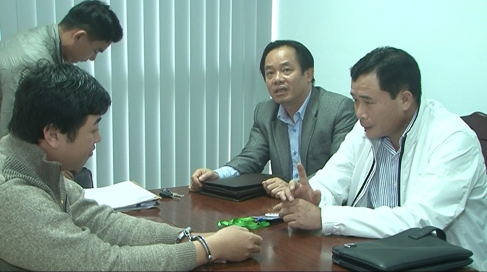 Công an Thừa Thiên Huế bắt tên cướp ngân hàng tại Đà Nẵng - 4 Đại tá Lê Quốc Hùng, Giám đốc Công an tỉnh (áo trắng) và Đại tá Đặng Ngọc Sơn, Phó Giám đốc Công an tỉnh Thừa Thiên Huế (mặc vest) đấu tranh lấy lời khai đối tượng Tâm