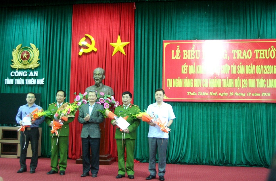 Từ phác thảo chân dung đến hành trình truy bắt nghi phạm cướp ngân hàng - 7 Ông Lê Trường Lưu, Bí thư Tỉnh ủy Thừa Thiên Huế trao bằng khen và thưởng nóng cho các đơn vị phá án