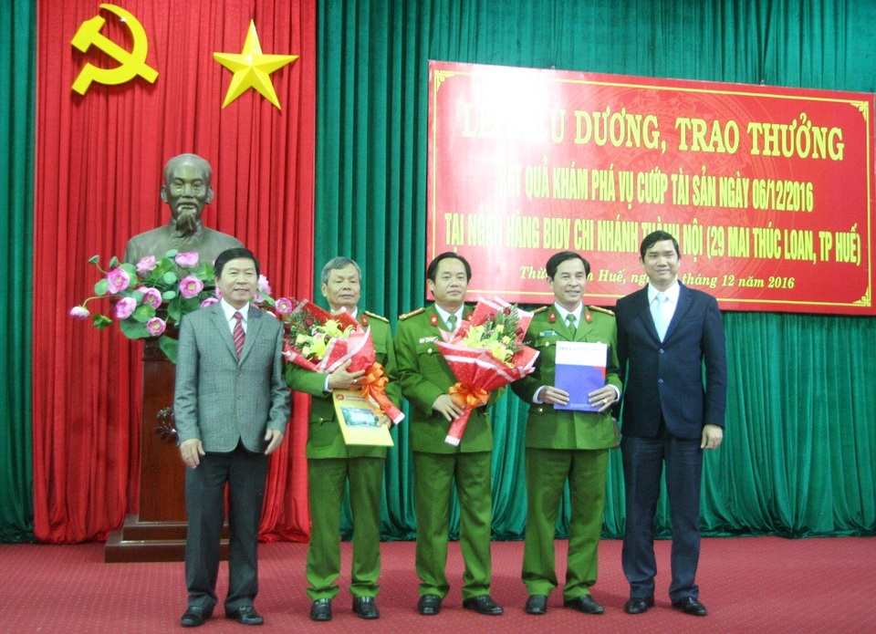 Từ phác thảo chân dung đến hành trình truy bắt nghi phạm cướp ngân hàng - 8 Đại diện Ngân hàng Nhà nước Việt Nam (trái) và BIDV (phải) thưởng nóng cho các đơn vị tham gia chuyên án