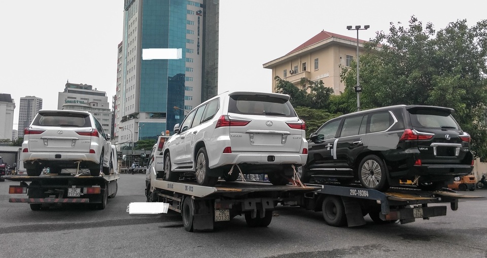 Truy thu gần 1000 tỷ đồng tiền thuế với ô tô nhập theo diện quà biếu, tặng - 1
Xe sang nhập khẩu diện quà biếu, tặng bị truy thu số thuế khủng vì khai báo trị giá hải quan thấp và các loại thuế phát sinh lớn so với thực tế (ảnh minh họa)