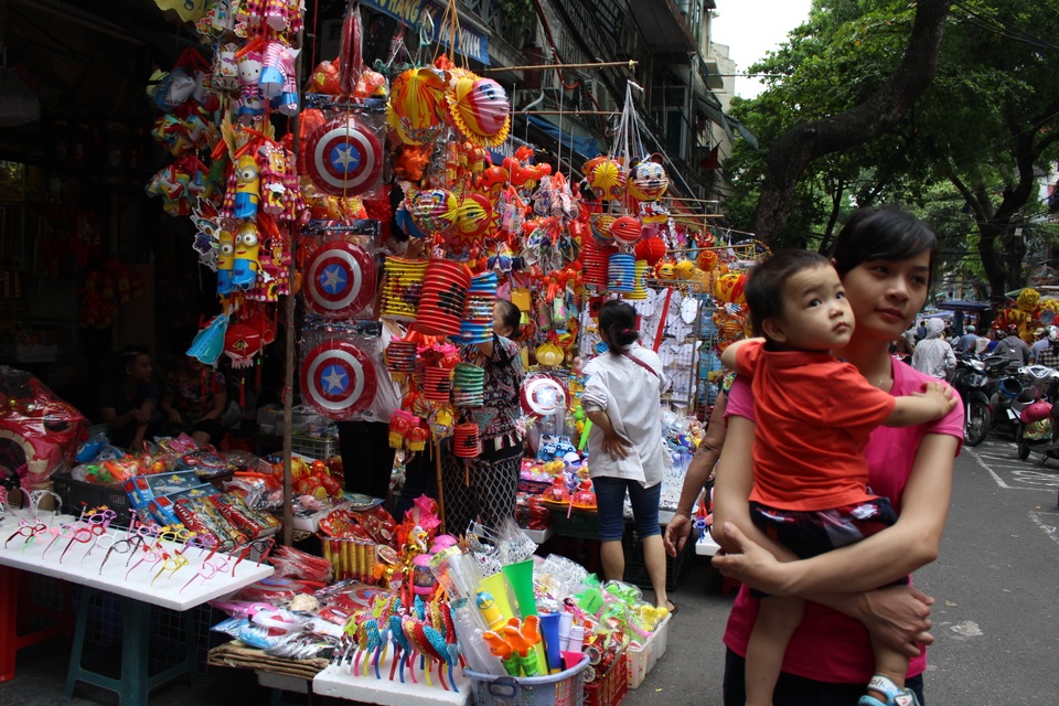 Ngoài số ít khách du lịch nước ngoài, rất đông bà mẹ trẻ đưa con đi chơi Trung thu tại phố từ chiều và tối