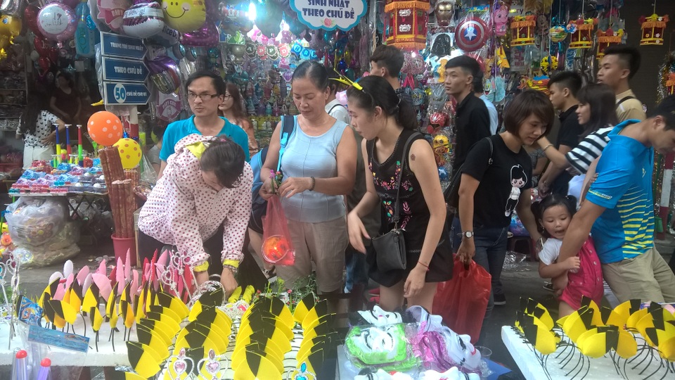 "Tây ba lô" xuống phố "săn" đồ chơi Trung Thu cùng người Việt - 11 Phần lớn đồ chơi vẫn là từ Trung Quốc, hoặc không có nhãn mác, xuất xứ