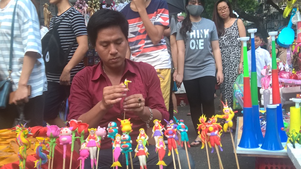 "Tây ba lô" xuống phố "săn" đồ chơi Trung Thu cùng người Việt - 15 Tò he, đồ chơi Việt xuất hiện hiếm hoi ở phố đồ chơi Trung Thu.