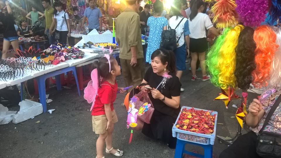 "Tây ba lô" xuống phố "săn" đồ chơi Trung Thu cùng người Việt - 12 Đối tượng chính của đêm rằm là các bé, nhân vật chính này được mẹ dẫn đi mua khá nhiều đồ chơi