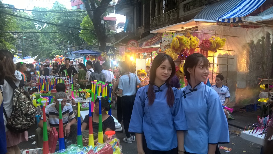 "Tây ba lô" xuống phố "săn" đồ chơi Trung Thu cùng người Việt - 13
Giới trẻ kéo về phố Trung thu để vui chơi ngày một đông