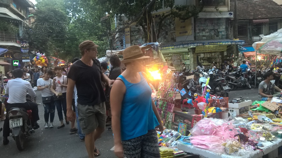 "Tây ba lô" xuống phố "săn" đồ chơi Trung Thu cùng người Việt - 7 Những mặt hàng đồ chơi tại phố đi bộ được đánh giá đa dạng, song thiếu bản sắc và tính thuần Việt.