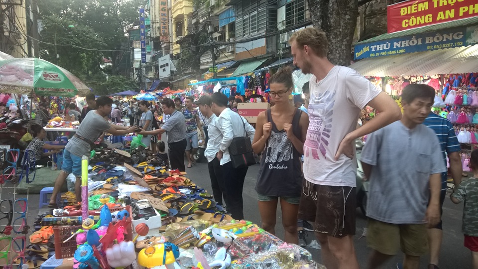"Tây ba lô" xuống phố "săn" đồ chơi Trung Thu cùng người Việt - 2 Đôi bạn trẻ đến từ Đức tham quan phố đi bộ và tìm mua những đồ ngộ nghĩnh