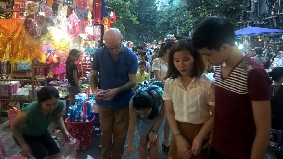 "Tây ba lô" xuống phố "săn" đồ chơi Trung Thu cùng người Việt - 3
Vị khách nước ngoài tranh thủ mua bộ kính màu cho con, giá những chiếc kính màu đồ chơi khá rẻ, chỉ 3 USD (khoảng hơn 60.000 đồng)