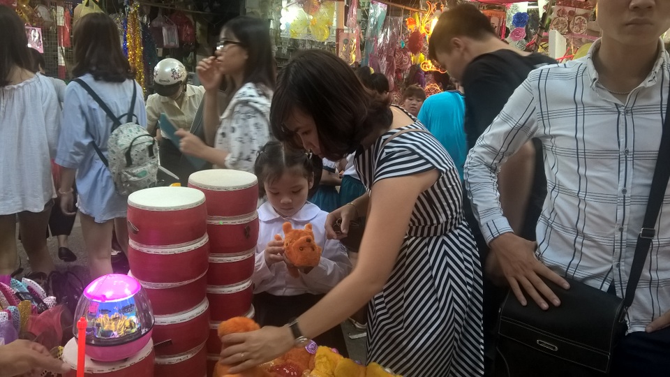 "Tây ba lô" xuống phố "săn" đồ chơi Trung Thu cùng người Việt - 14 Đồ chơi truyền thống Việt Nam xuất hiện rất ít trong bạt ngàn đồ chơi không xuất xứ