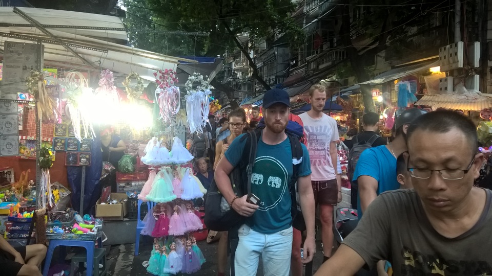 "Tây ba lô" xuống phố "săn" đồ chơi Trung Thu cùng người Việt - 4 Anh Tây ba lô du lịch xuyên Việt này đã tranh thủ cùng bạn bè xuống phố sắm đồ chơi Trung Thu và tận hưởng không gian mua sắm đặc biệt này