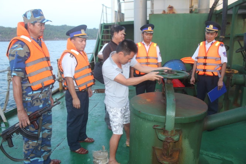 8 tháng, bắt hàng chục nghìn tấn xăng dầu xuất lậu trái phép - 1 Số vụ bắt giữ xăng dầu xuất lậu 8 tháng qua bị bắt giữ lên đến hàng chục nghìn tấn, gây bất ổn cho thị trường xăng dầu vì Việt Nam vẫn phải nhập khẩu mặt hàng này