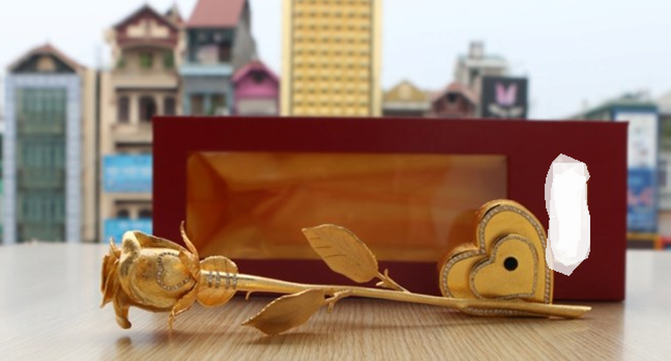 Dân mạng phát sốt vì những món quà 20/10 độc và đắt - 1 Bông hồng vàng được tiết lộ 24K vàng và 150 viên kim cương