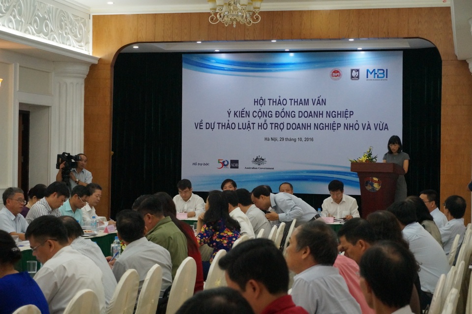 
Luật sư Trương Thanh Đức cho rằng: Việc hỗ trợ lãi suất trực tiếp, lãi suất riêng cho khu vực DNVVN sẽ làm méo mó thị trường tài chính, tạo cơ chế xin cho.
