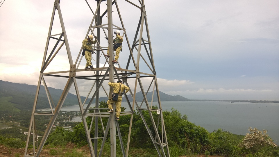 Lên giữa tầng mây để bảo vệ dòng diện xuyên suốt mùa mưa lũ - 2 Lên giữa tầng mây để bảo vệ dòng diện xuyên suốt mùa mưa lũ - 2