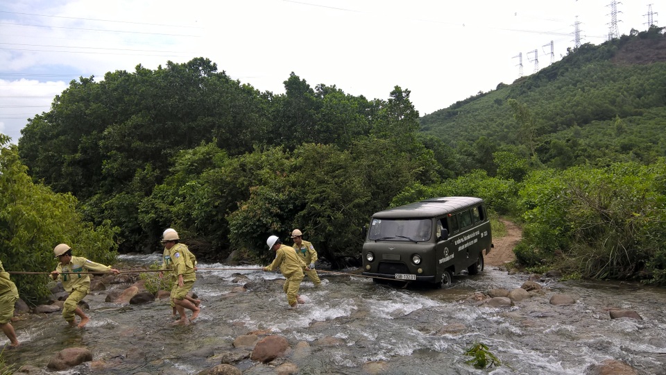Lên giữa tầng mây để bảo vệ dòng diện xuyên suốt mùa mưa lũ - 9 Những đoạn đường qua con suối, để tránh nguy hiểm có thể xảy ra, các công nhân truyền tải đều phải xuống xe. Không ai được phép ngồi trên xe nhằm tránh nguy cơ lũ quét có thể xảy ra bất cứ lúc nào trên núi Hải Vân