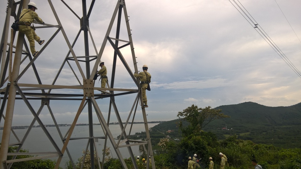 Lên giữa tầng mây để bảo vệ dòng diện xuyên suốt mùa mưa lũ - 1 Lên giữa tầng mây để bảo vệ dòng diện xuyên suốt mùa mưa lũ - 1
