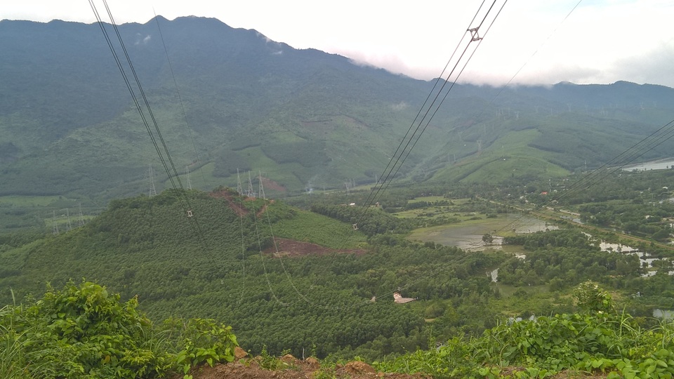 Lên giữa tầng mây để bảo vệ dòng diện xuyên suốt mùa mưa lũ - 11 Trên đỉnh đèo Bắc Hải Vân, hiện có 4 đường dây mạch 500kV Bắc Nam nối đến các tỉnh miền nam. Việc bảo vệ các đường dây, trụ điểm coi như nhiệm vụ án ninh đặc biệt.